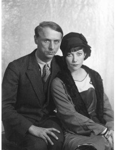 Max Ernst et Marie Berthe Aurenche portrait homme et femme assis l'...