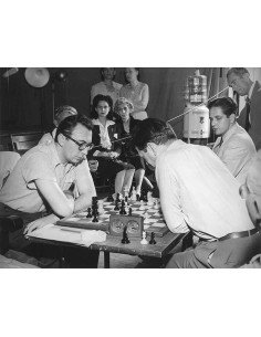 Tournoi d’échecs deux hommes jouant aux échecs dans une salle avec ...