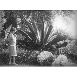 femme devant cactus