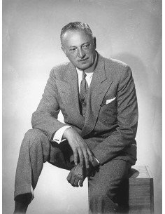 Homme non identifié homme assis sur caisse en bois mains croisées c...