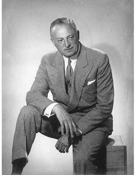 Homme non identifié homme assis sur caisse en bois mains croisées c...