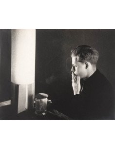 L'Étoile de Mer extrait du film de Man Ray - homme devant une étoil...