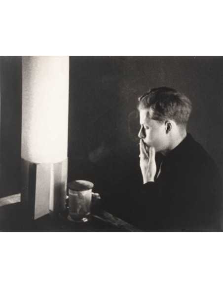 L'Étoile de Mer extrait du film de Man Ray - homme devant une étoil...