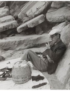 Man Ray à la plage autoportrait annoté Man at the beach assis contr...