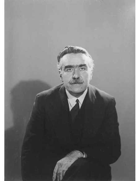 Homme non identifié portrait homme de face moustache plan buste Hom...