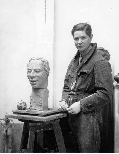Jeune sculpteur portrait homme debout à coté d'une statue sur une s...