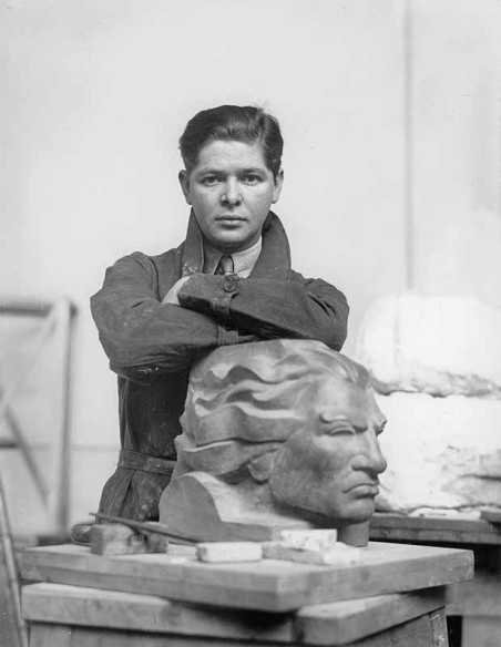 Jeune sculpteur portrait homme sculpteur dans son atelier accoudé à...