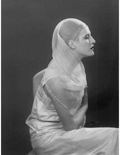 Jacqueline Goddard portrait femme de profil maquillée un voile sur ...