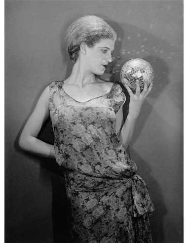 Jacqueline Goddard portrait femme en buste maquillée une boule à fa...