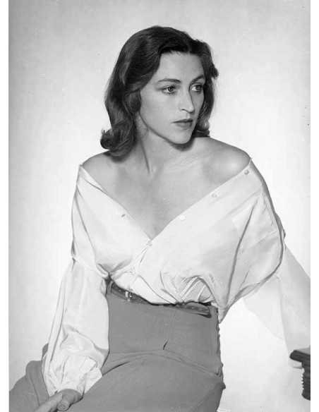Margaret Tallichet Wyler portrait femme assise chemisier décolleté ...