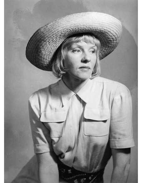 Iris Tree portrait femme portant grand chapeau de paille, cheveux b...