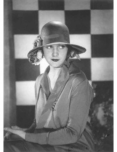 Femme non identifiée portrait femme assise de profil mains croisées...