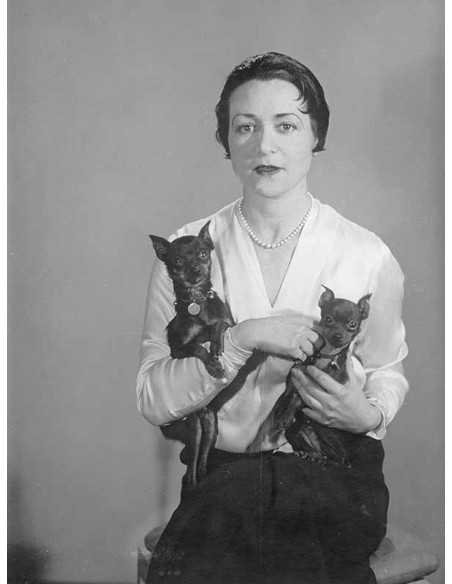 Edna Hartley portrait femme de face deux chiots dans les bras assis...