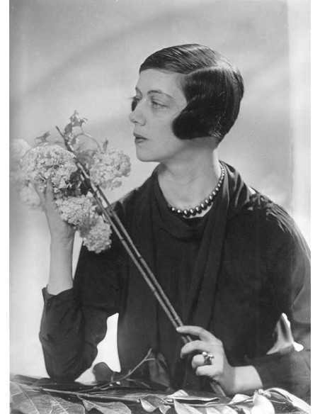 Alice de Janzé portrait femme de profil tenant fleur à la main plan...