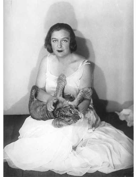 Madame Dose portrait femme assise par terre, longue robe ample blan...