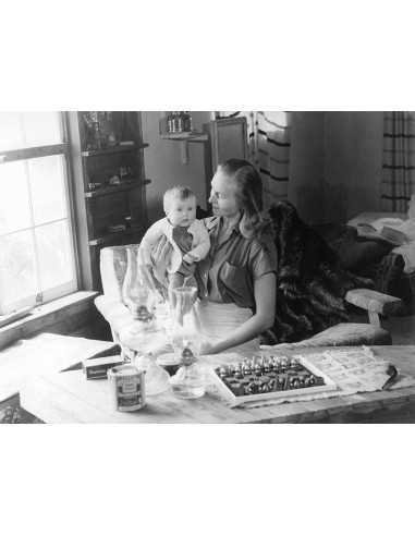 Femme non identifiée avec bébé Dans un intérieur, femme avec bébé d...