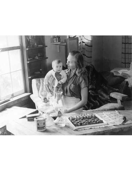 Femme non identifiée avec bébé Dans un intérieur, femme avec bébé d...