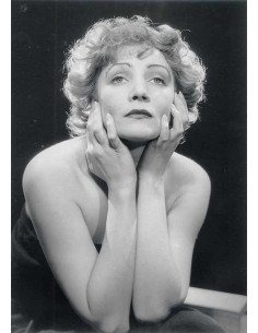 Femme non identifiée portrait femme de face le visage entre les mai...