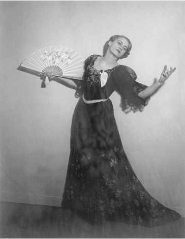 Lee Miller modèle en robe longue à dentelles un éventail à la main ...