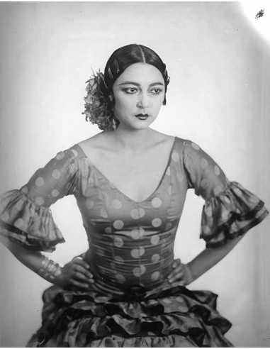 Rose Rolanda portrait femme de face mains sur les hanches robe à po...