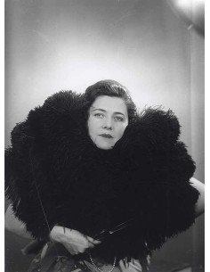 Femme non identifiée portrait femme avec un énorme boa de plume aut...