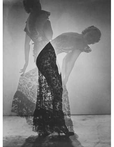Déshabillé en contre jour surimpression donnant du mouvement au mod...