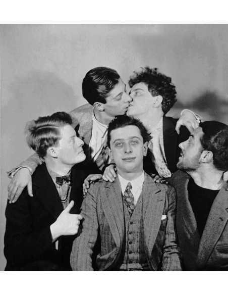 Groupe surréaliste Robert Desnos au centre et André la Rivière (à g...