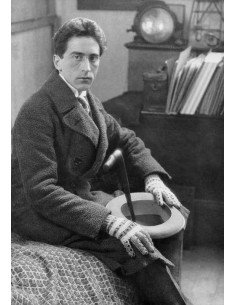 Jean Cocteau homme assis regard de face avec gants et chapeau - écr...