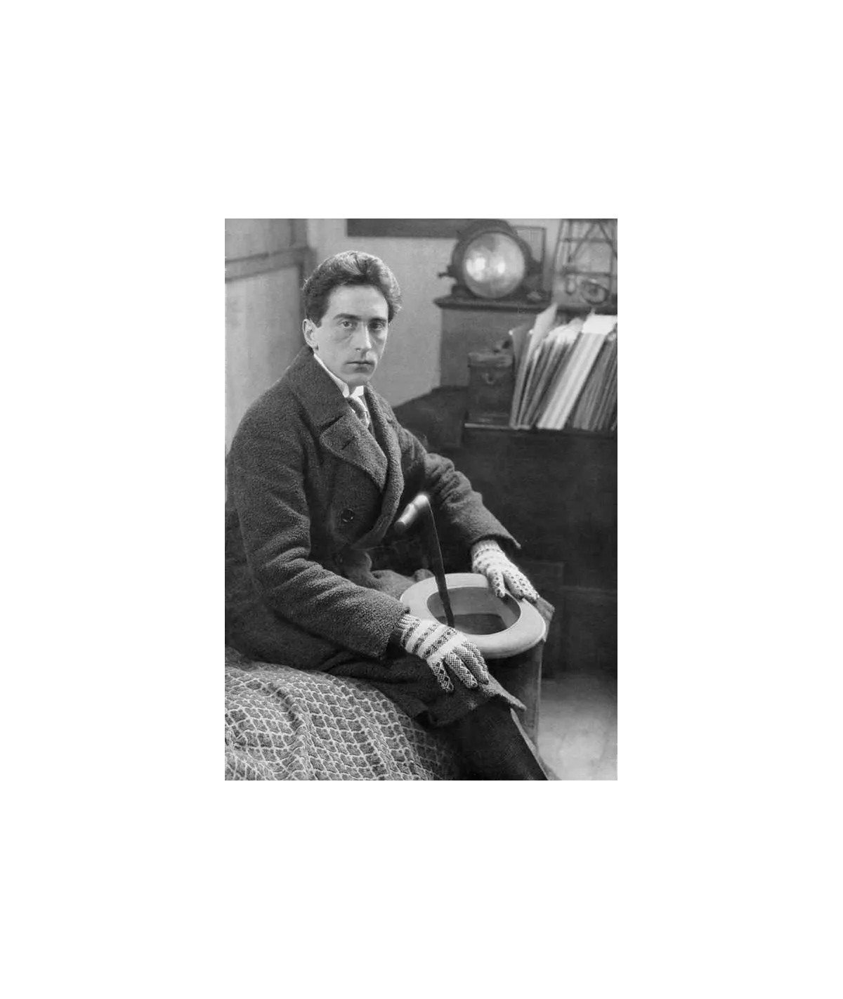 manray|Man Ray photo / TELIMAGE|Jean Cocteau with gloves & hat||Photographies