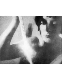 L'Étoile de mer extrait du film de Man Ray - gros plan Kiki tenant ...