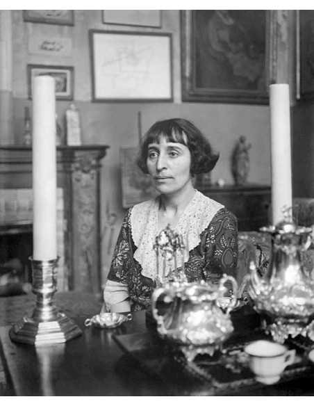 Alice B. Toklas portrait amie de Gertude Stein assise et tableaux a...