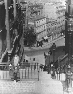 Kiki dans Paris Kiki de Montparnasse, femme avec chapeau dans les r...