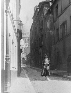 Kiki in Paris Kiki de Montparnasse, woman in Paris' streets between...