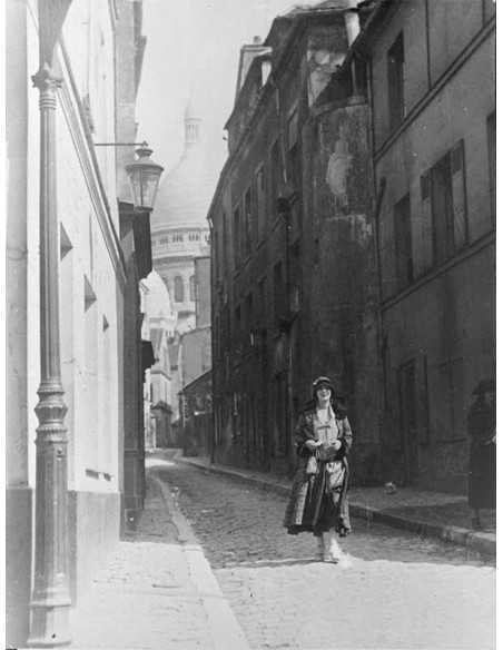 Kiki dans Paris Kiki de Montparnasse, femme dans les rues de Paris ...