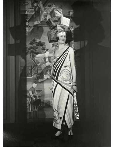 Bal du comte de Beaumont femme robe assymétrique coiffure de cubes ...