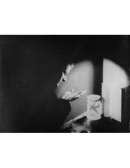 L'Étoile de mer extrait du film de Man Ray - femme regardant une ét...