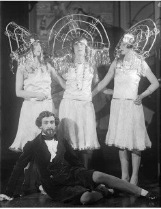 Bal du comte de Beaumont trois femmes déguisées avec des cerceaux d...