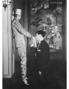 Bal du comte de Beaumont Tristan Tzara baisant la main de Nancy Cun...