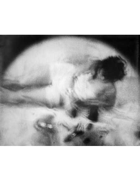 L'Étoile de Mer extrait du film de Man Ray - Kiki allongée derrière...