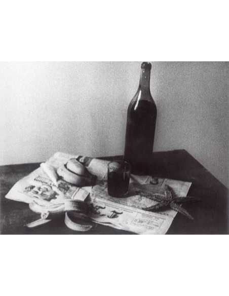 L'Étoile de mer extrait du film de Man Ray - vue d'une table avec b...