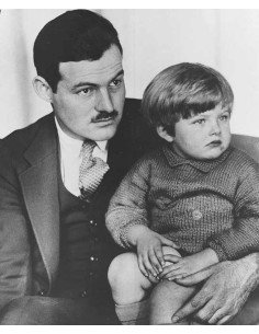 Ernest Hemingway et Bumby portrait assis tenant dans ses bras son f...