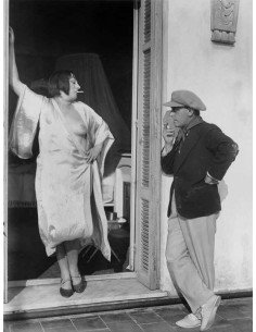 La prostitution Man Ray avec une casquette adossé à un mur regardan...