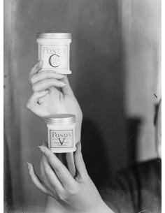 900/06 mains portant boites