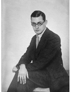 Raymond Queneau portrait homme assis portant lunette plan large - é...