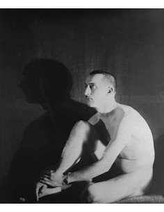 Nu masculin homme non identifié, assis nu crâne rasé fond noir Nu m...