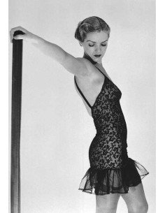 Déshabillé modèle femme dans un déshabillé main en arrière posée su...