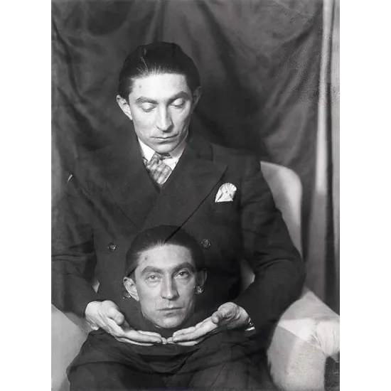 Benjamin Fondane homme portant sa propre tête entre ses mains (doub...