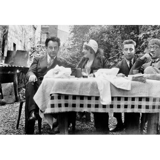 Groupe attablé Man Ray, femme non identifiée avec un chapeau, Rober...