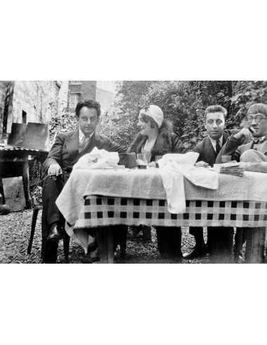 Groupe attablé Man Ray, femme non identifiée avec un chapeau, Rober...