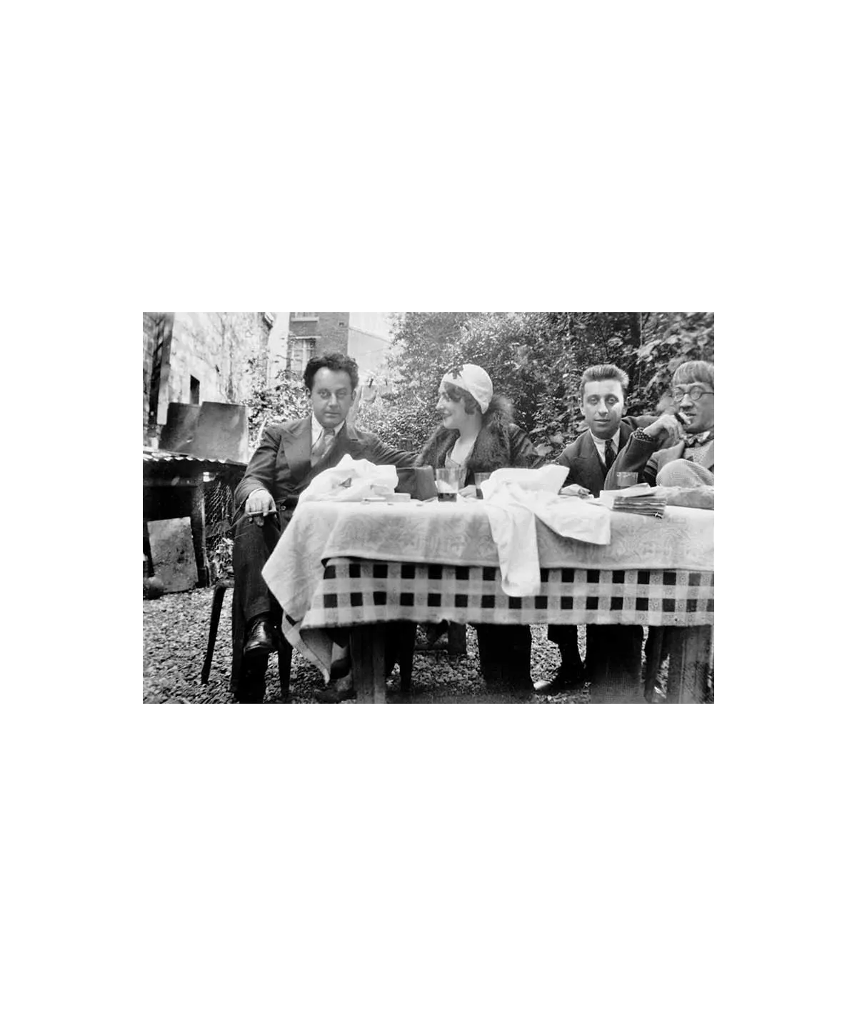 manray|Man Ray photo / TELIMAGE|Groupe attablé||Photographies